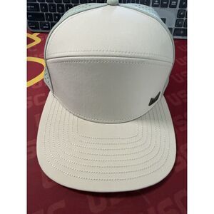 Melin Hat - Sandy Shore Trenches CL - EUC Condition